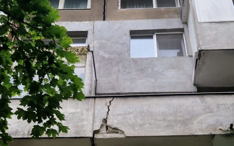Un bloc din Sectorul 6 al Capitalei, evacuat preventiv după apariția unei crăpături între două scări