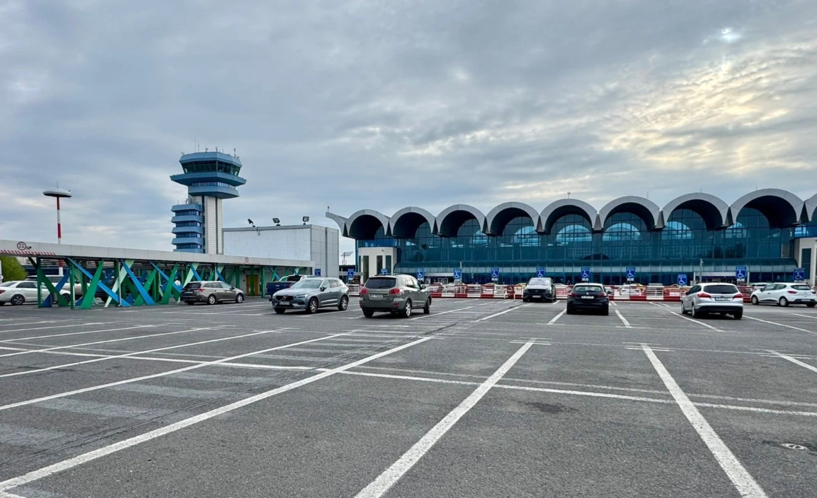 Incendiu la Aeroportul Otopeni, pe culoarul de legătură între terminalele Sosiri și Plecări. O femeie, bănuită că a pus focul intenționat