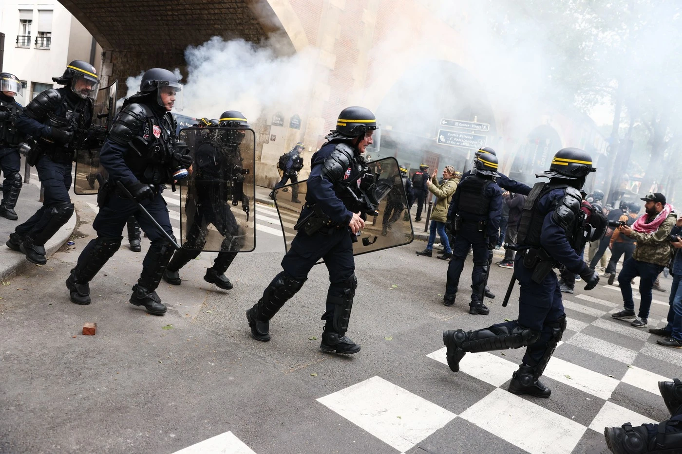 Violențe la protestele din Franța soldate cu 166 de persoane arestate. Poliția a folosit gaze lacrimogene la Paris