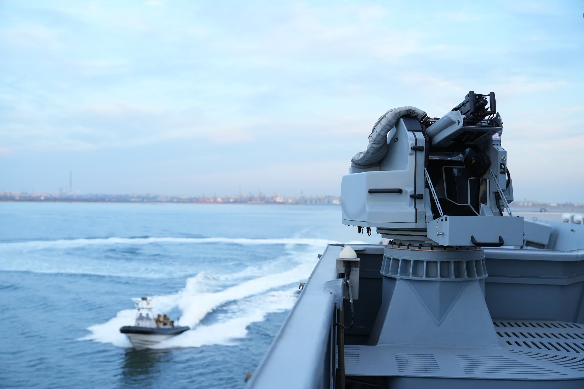 Corveta "Contraamiral August Roman", primele trageri cu artileria de la bord în antrenamente pe Marea Neagră – foto 4