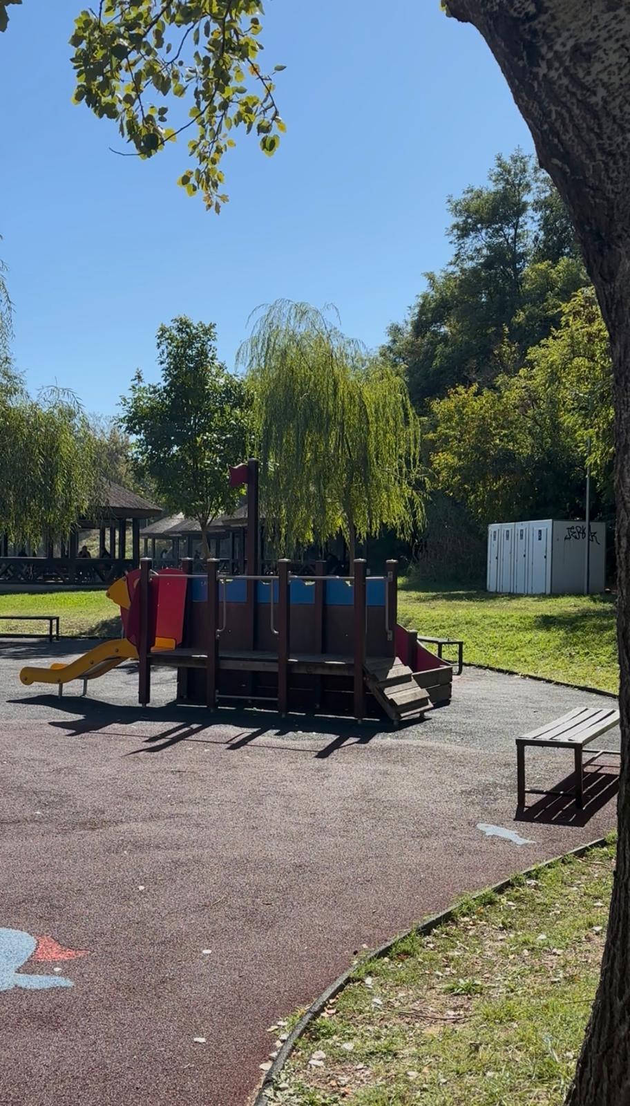 Grătare, apă curentă și foișoare, într-un parc din Dobrogea. Nu, nu este la Constanța – foto 2