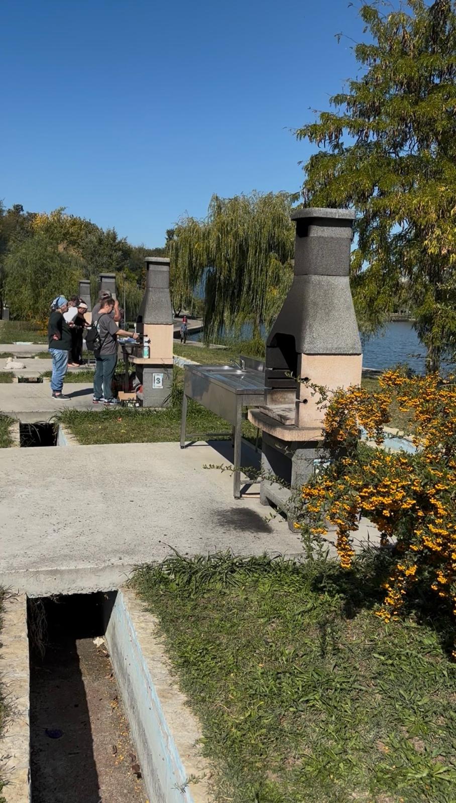 Grătare, apă curentă și foișoare, într-un parc din Dobrogea. Nu, nu este la Constanța – foto 3