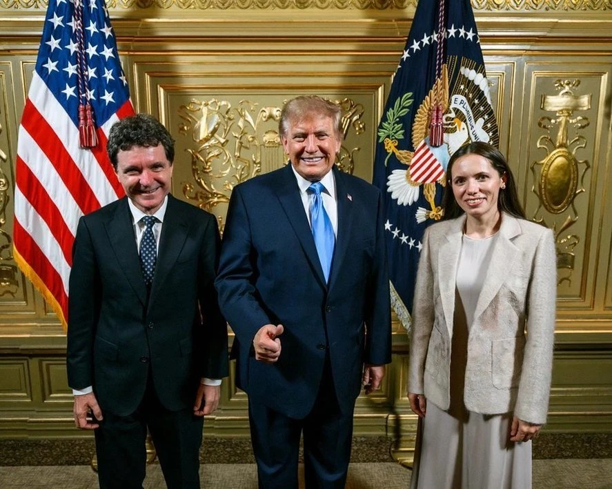 Nicușor Dan, acuzat în mediul virtual că s-ar fi fotografiat cu o machetă a lui Donald Trump