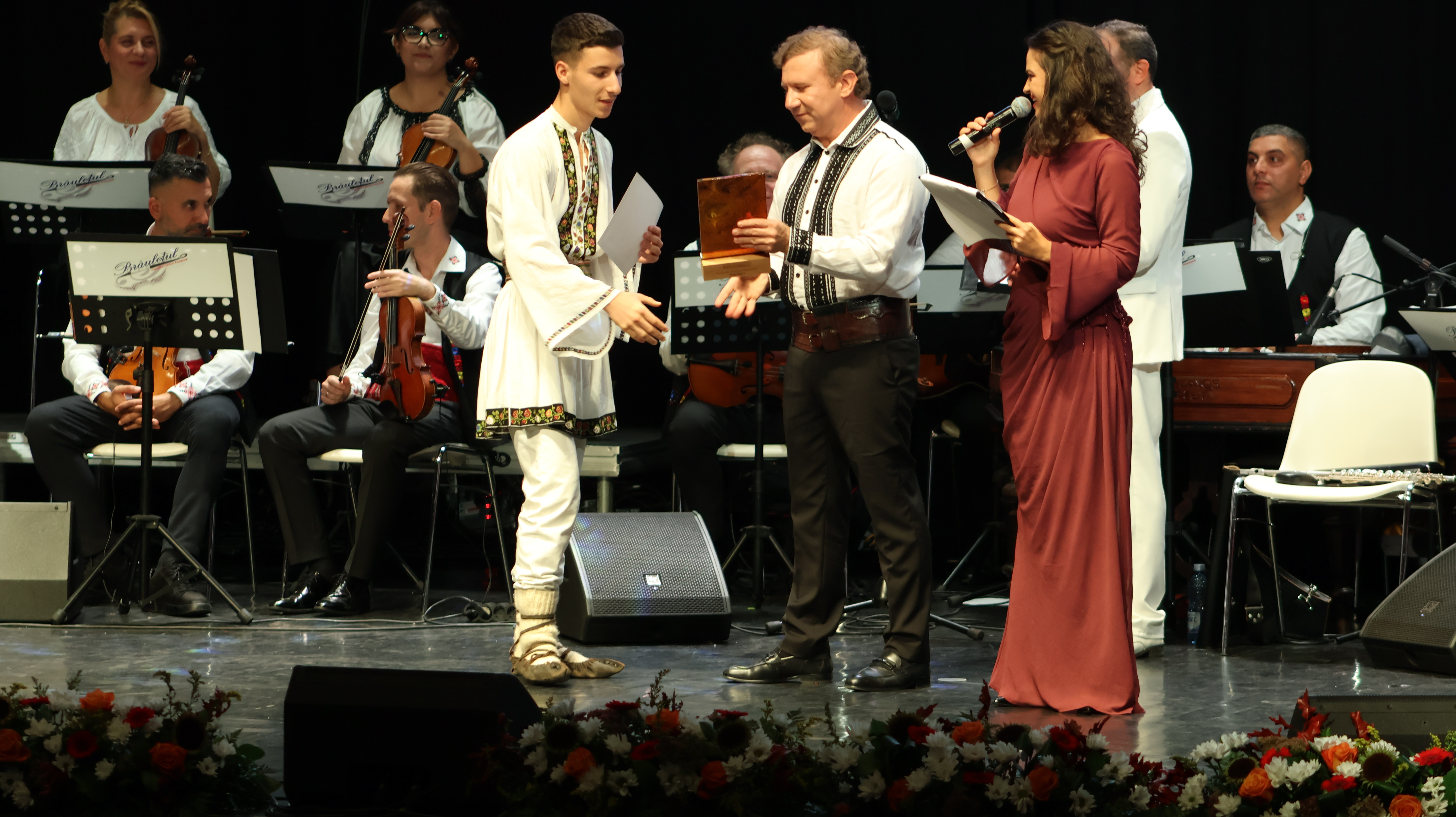 Noi voci și talente ale folclorului românesc, premiate la Constanța. Trofeul „Dan Moisescu” merge la Elena Gamurar din București – foto 2