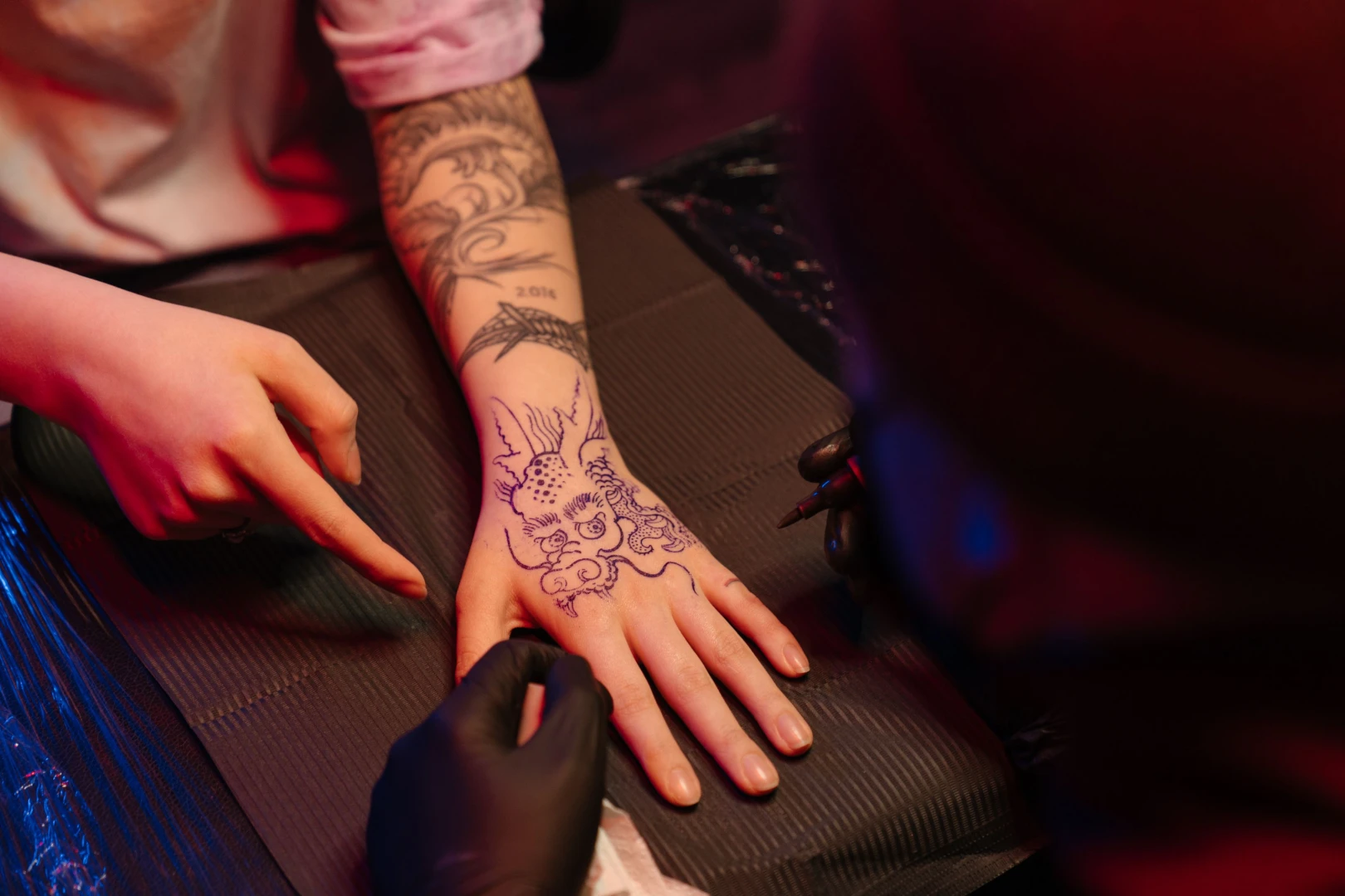 Apar noi detalii în ancheta privind salonul de tatuaje din Constanța, unde se făceau ilegal operații estetice