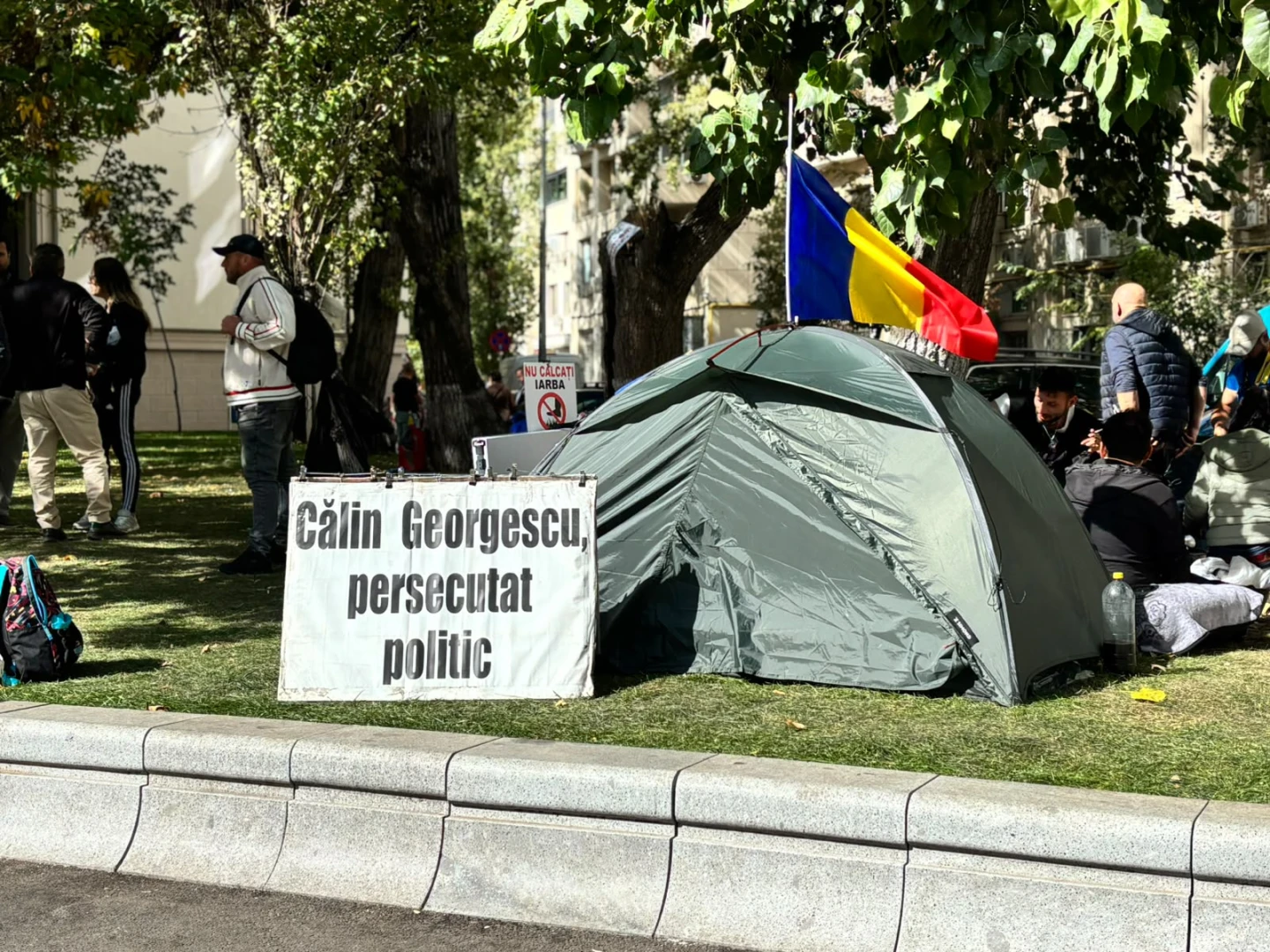 Amenzi de 51.800 de lei la protestul pentru Călin Georgescu din fața Arestului Central