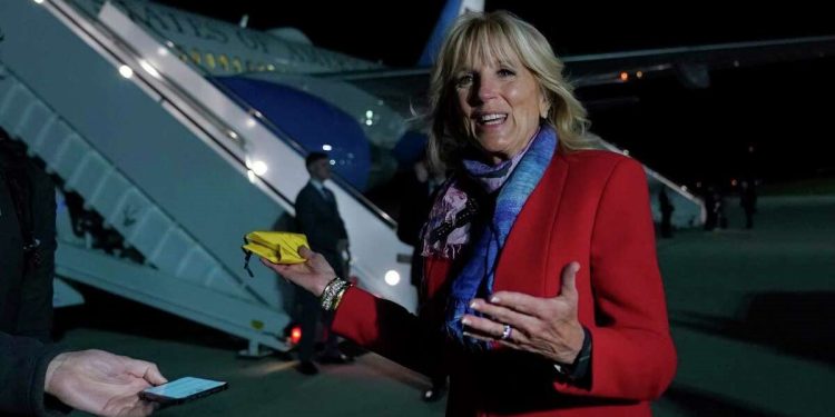 Prima doamnă Jill Biden vorbește cu jurnaliștii înainte de a se îmbarca într-un avion la baza Andrews Air Force Base, joi, 5 mai 2022, înainte să plece spre România
sursa foto: ctpost.com