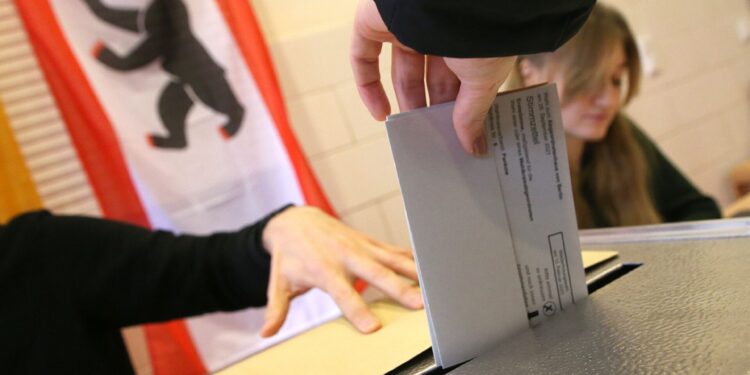 FILED - 12 February 2023, Berlin: A woman casts her vote for the Berlin House of Representatives election and throws her ballot paper into the ballot box. The German capital Berlin will have to rerun part of its botched 2021 elections for the national parliament, the country's Constitutional Court ruled on Tuesday. Photo: Wolfgang Kumm/dpa